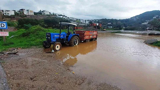 Bodrum'da ev ve iş yerlerini su bastı, deniz çamura dönüştü