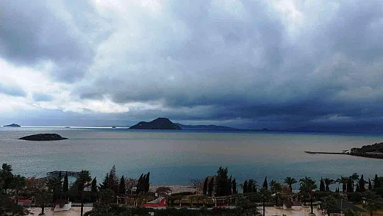 Bodrum'da ev ve iş yerlerini su bastı, deniz çamura dönüştü