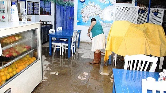 Bodrum'da evleri, iş yerlerini su bastı, esnaf isyan etti