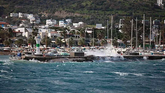 Bodrum'da fırtına 74 kilometre hıza ulaştı