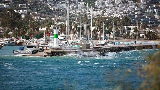 Bodrum'da fırtına 74 kilometre hıza ulaştı