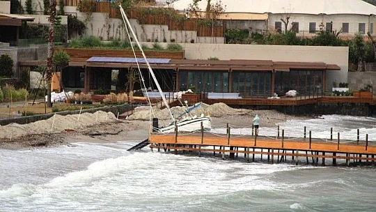 Bodrum'da fırtına kabusu: Balıkçı tekneleri battı, yelkenli gulet karaya oturdu