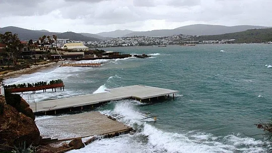Bodrum'da fırtına kabusu: Balıkçı tekneleri battı, yelkenli gulet karaya oturdu