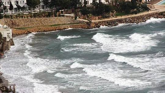 Bodrum'da fırtına nedeniyle feribot seferleri iptal edildi, deniz kahverengiye döndü