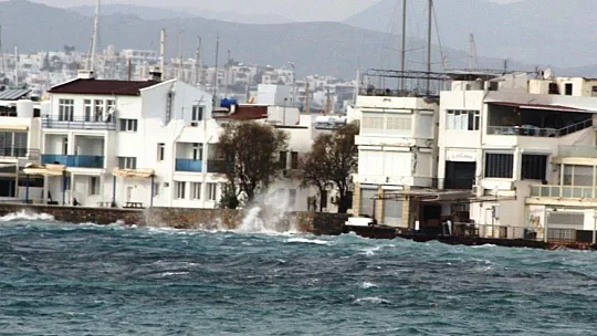 Bodrum'da fırtına nedeniyle feribot seferleri iptal edildi, deniz kahverengiye döndü