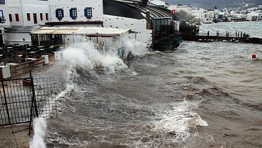 Bodrum'da fırtına nedeniyle feribot seferleri iptal edildi, deniz kahverengiye döndü
