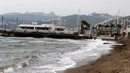 Bodrum'da fırtına nedeniyle feribot seferleri iptal edildi, deniz kahverengiye döndü
