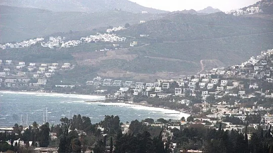 Bodrum'da fırtına nedeniyle feribot seferleri iptal edildi, deniz kahverengiye döndü