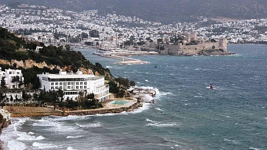 Bodrum'da fırtına nedeniyle feribot seferleri iptal edildi, deniz kahverengiye döndü