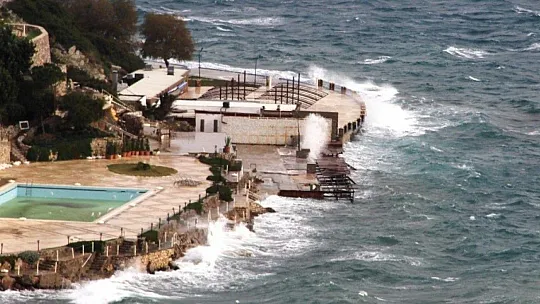 Bodrum'da fırtına nedeniyle feribot seferleri iptal edildi, deniz kahverengiye döndü