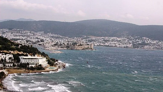 Bodrum'da fırtına nedeniyle feribot seferleri iptal edildi, deniz kahverengiye döndü