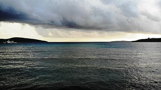 Bodrum'da fırtına ve dolu hayatı felç etti