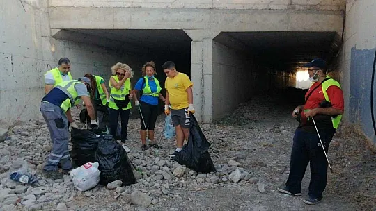 Bodrum'da gönüllüler ve belediye ekipleri temizlik çalışmalarına devam ediyor
