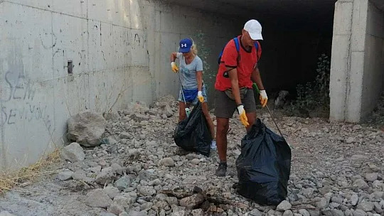 Bodrum'da gönüllüler ve belediye ekipleri temizlik çalışmalarına devam ediyor