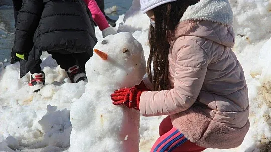 Bodrum'da ilk kez kar gören çocuklar doyasıya eğlendi