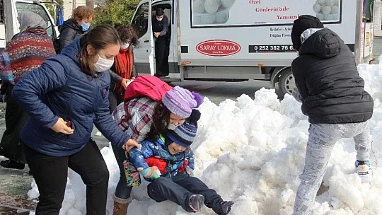 Bodrum'da ilk kez kar gören çocuklar doyasıya eğlendi