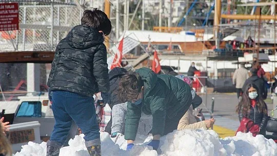 Bodrum'da ilk kez kar gören çocuklar doyasıya eğlendi