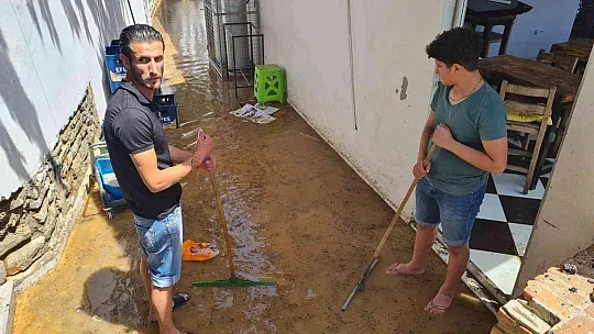 Bodrum'da isale hattı yine patladı, bazı iş yerlerini su bastı