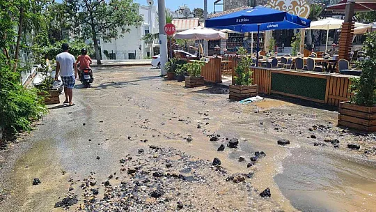 Bodrum'da isale hattı yine patladı, bazı iş yerlerini su bastı