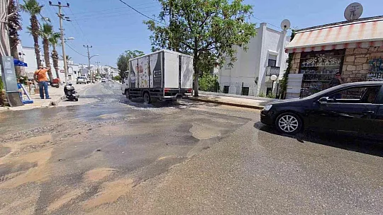 Bodrum'da isale hattı yine patladı, bazı iş yerlerini su bastı
