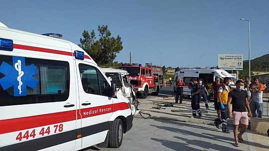 Bodrum'da işçileri taşıyan minibüs kamyonetle çarpıştı: 8 yaralı