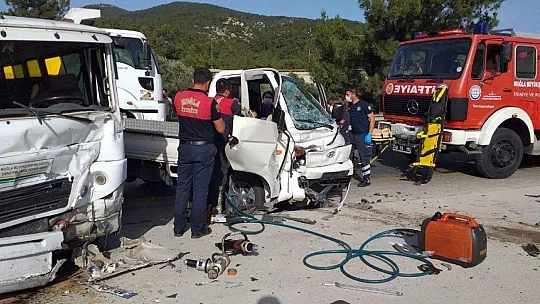 Bodrum'da işçileri taşıyan minibüs kamyonetle çarpıştı: 8 yaralı