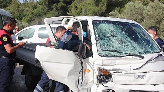 Bodrum'da işçileri taşıyan minibüs kamyonetle çarpıştı: 8 yaralı