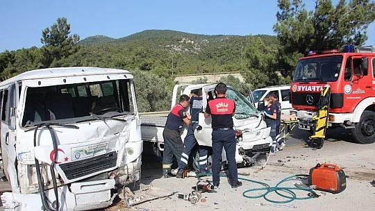 Bodrum'da işçileri taşıyan minibüs kamyonetle çarpıştı: 8 yaralı