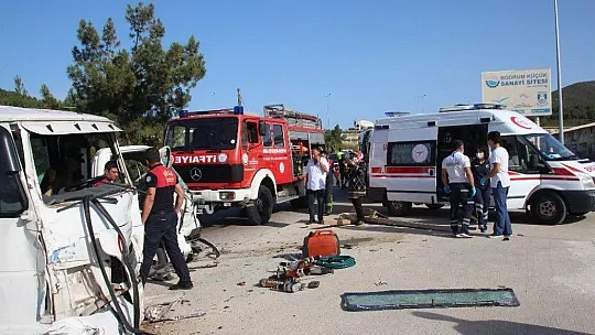 Bodrum'da işçileri taşıyan minibüs kamyonetle çarpıştı: 8 yaralı