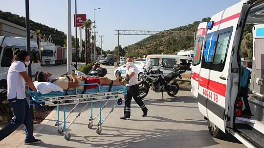 Bodrum'da işçileri taşıyan minibüs kamyonetle çarpıştı: 8 yaralı