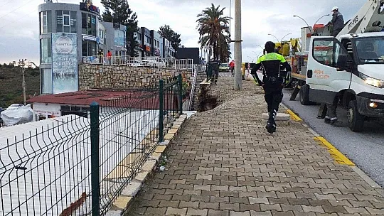 Bodrum'da istinat duvarı yıkıldı otopark çöktü