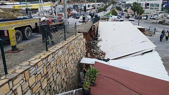 Bodrum'da istinat duvarı yıkıldı otopark çöktü