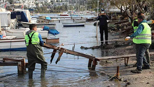 Bodrum'da kaçak iskeleler yıkılıyor