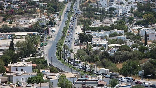 Bodrum'da kilometrelerce uzunlukta araç kuyruğu oluştu