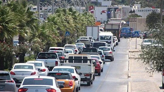 Bodrum'da kilometrelerce uzunlukta araç kuyruğu oluştu