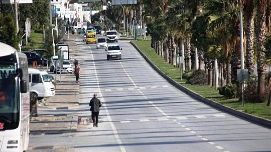 Bodrum'da kısıtlamaya rağmen denize girdiler, balık tuttular