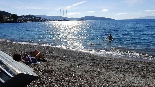 Bodrum'da kısıtlamaya rağmen denize girdiler, balık tuttular