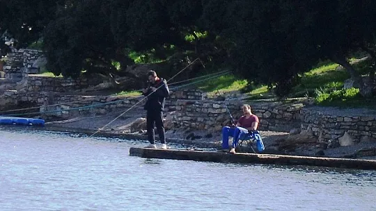 Bodrum'da kısıtlamaya rağmen denize girdiler, balık tuttular