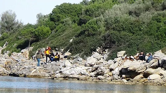 Bodrum'da kısıtlamaya rağmen denize girdiler, balık tuttular
