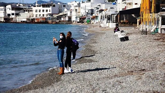 Bodrum'da kısıtlamaya rağmen denize girdiler, balık tuttular