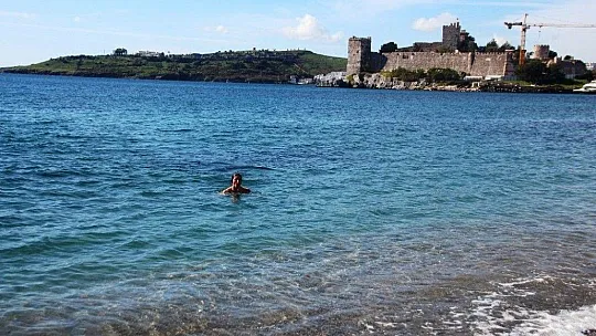 Bodrum'da kısıtlamaya rağmen denize girdiler, balık tuttular