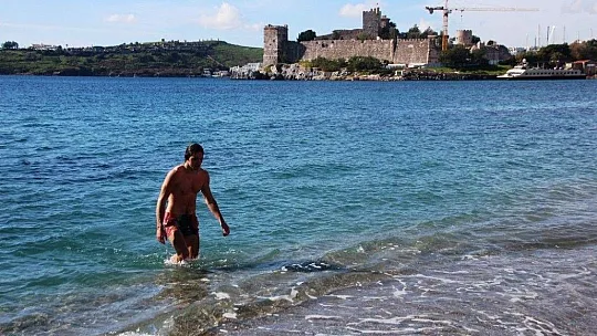 Bodrum'da kısıtlamaya rağmen denize girdiler, balık tuttular