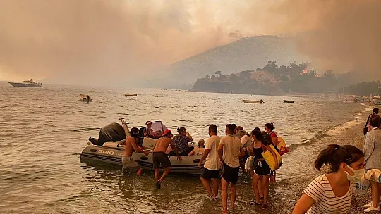 Bodrum'da korkulan oldu, alevler evlere sıçradı