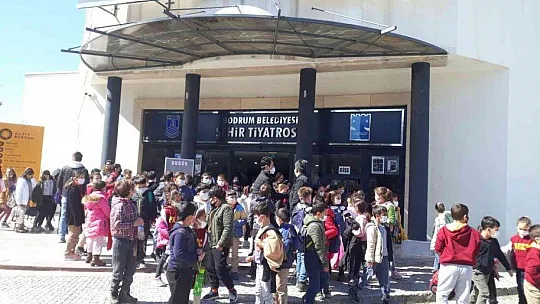 Bodrum'da öğrencilere tiyatro etkinliği sürüyor