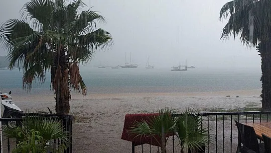 Bodrum'da sağanak etkili oldu, bazı noktalar göle döndü