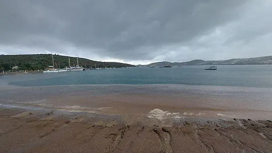 Bodrum'da sağanak etkili oldu, bazı noktalar göle döndü