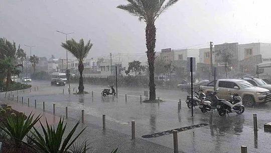 Bodrum'da sağanak yağış etkili oluyor