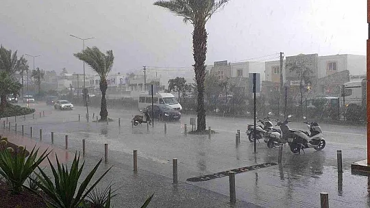 Bodrum'da sağanak yağış etkili oluyor