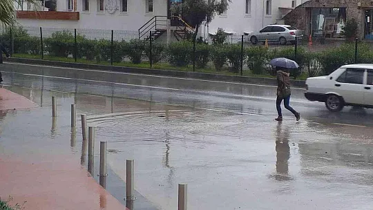 Bodrum'da sağanak yağış etkili oluyor