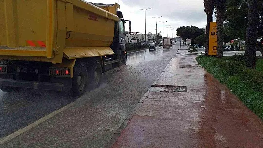 Bodrum'da sağanak yağış etkili oluyor